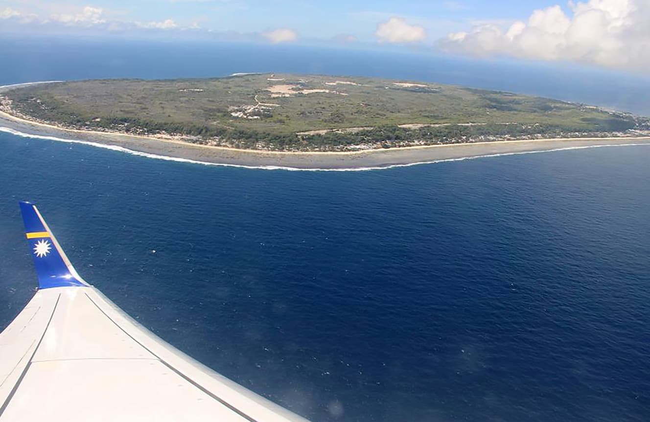 ナウル航空の窓から見たナウル共和国の全景。バチカン、モナコに次いで世界で３番目に面積が小さい国である