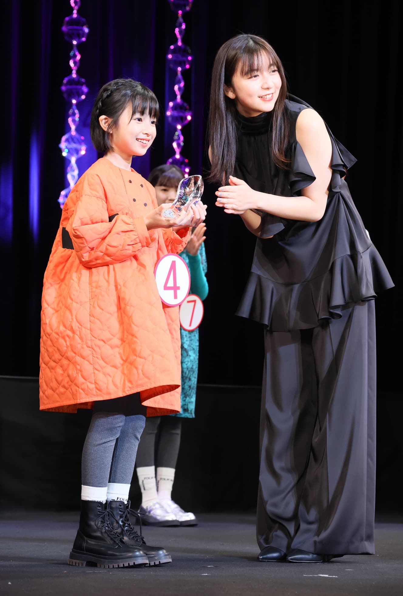 「東宝シンデレラ」第９回グランプリに輝いた白山乃愛さん（左）に、ガラスの靴を贈呈する上白石萌歌。終始身をかがめ、10歳の白山さんの目線に合わせるという気配りを見せていた