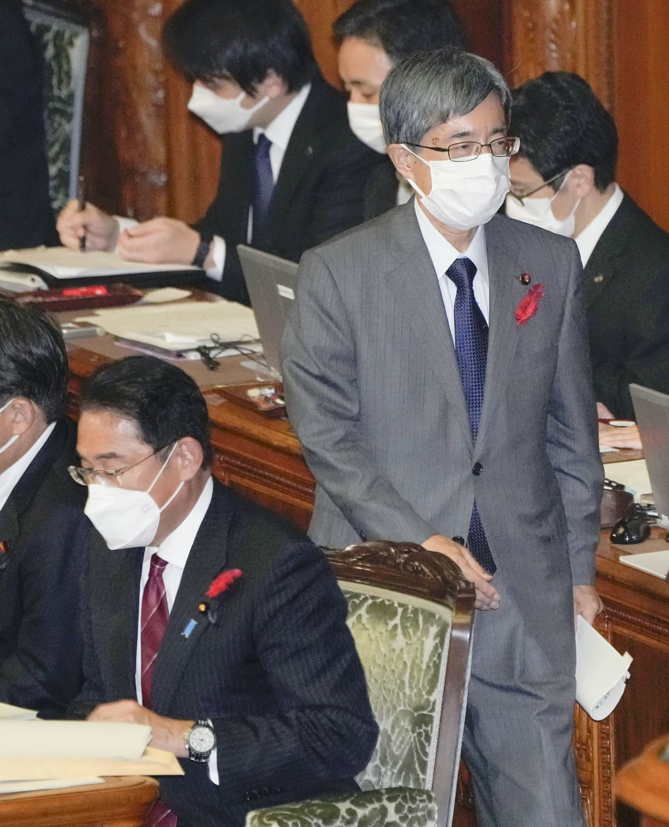 参院本会議で答弁に臨む寺田総務相。左下は岸田首相(撮影：共同通信社)