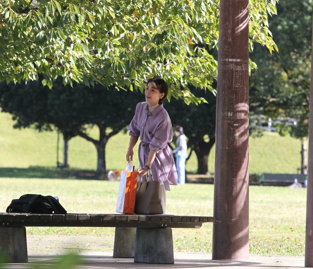 10下旬とはいえ、強い日差しのため広い公園の中で唯一日陰となっているベンチに避難