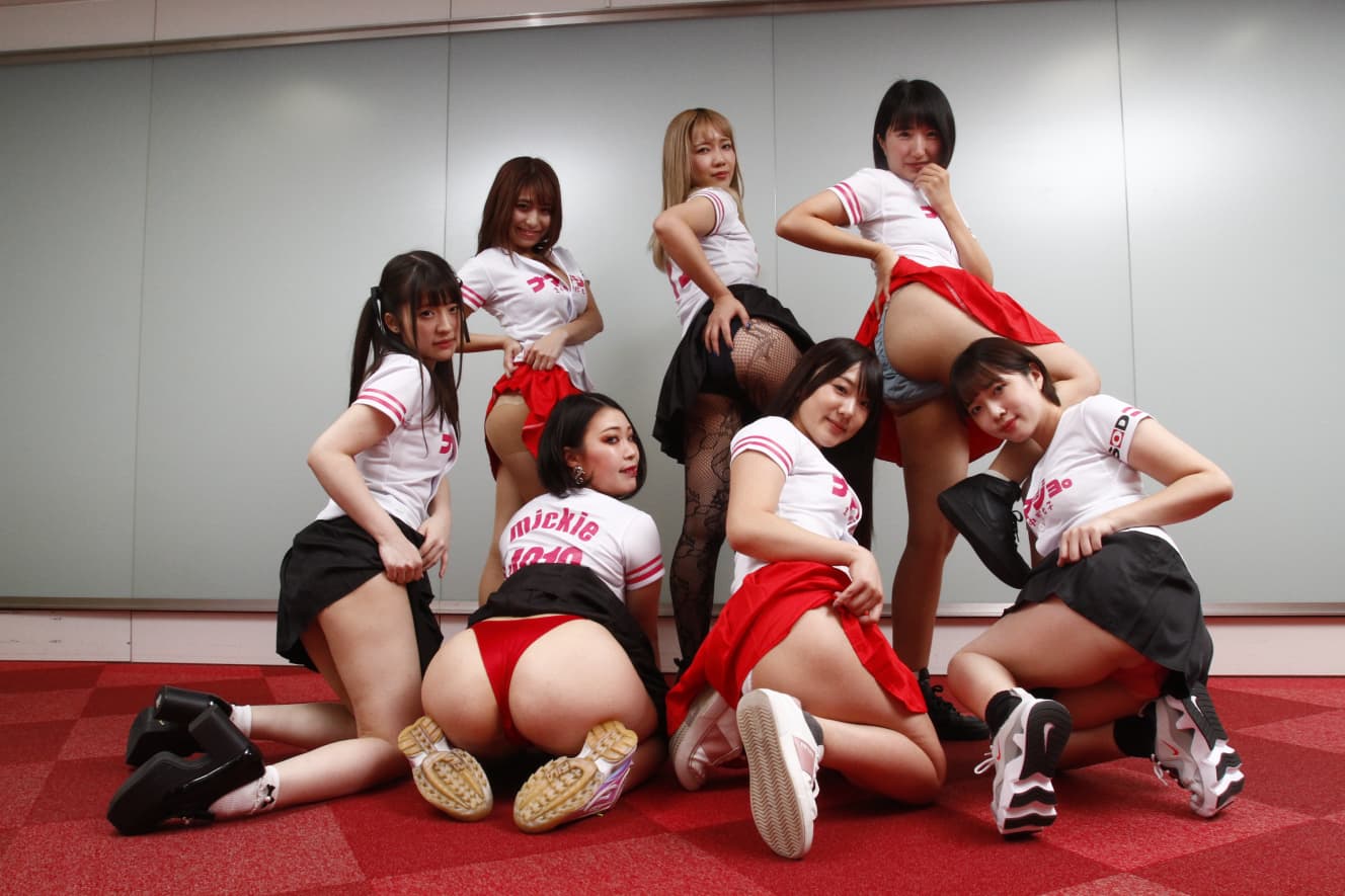 「好きなポーズを取ってください」と、お願いすると、「これくらい見せないと私たちじゃないよね」と、ご覧のポーズ。最新のナマジョ。は 11/7(月) よる11時『ぜにいたち』でチェック!
