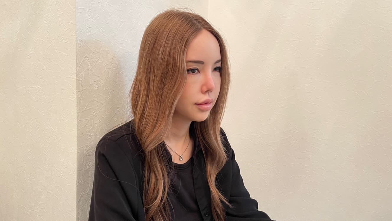 インタビューに応じた安室奈美似。母・瑛子さんの死をまだ完全には受け入れられていない