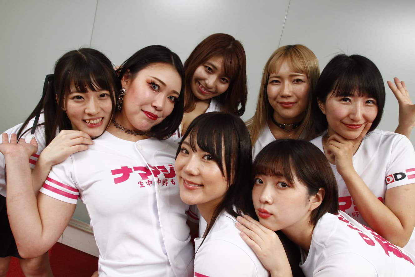 “ナマジョ。”のメンバー。本職はアルバイト(左)、ポールダンサー(左から二人目)、スナック勤務(真ん中後列)コールセンター(後ろ右から二人目)、歯科助手(後ろ一番右)、チャットレディー(前列左)、ナマジョ専任(前列右)
