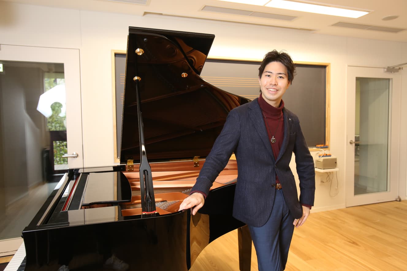 東京音楽大学ピアノ演奏家コース・エクセレンスに在学中。ソロ公演だけでなく、さまざまな楽器と組んだ演奏会も盛んに行っている（未公開カット）