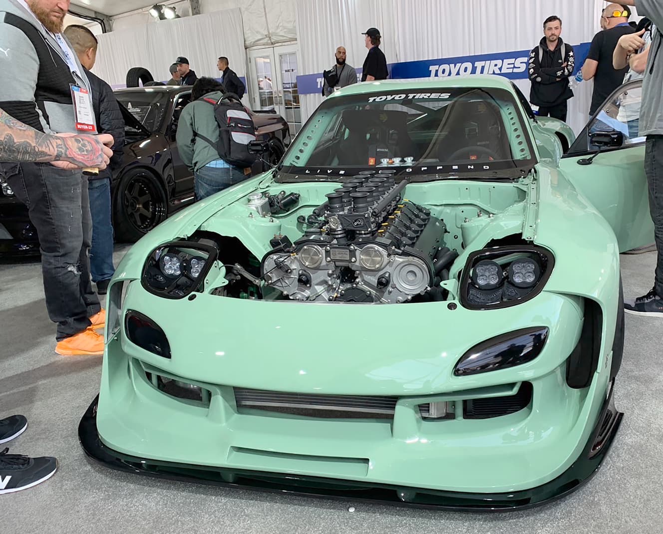 アメリカでも大人気のマツダRX-7。フロントにはメルセデス・ベンツ製のV12エンジンが搭載されている