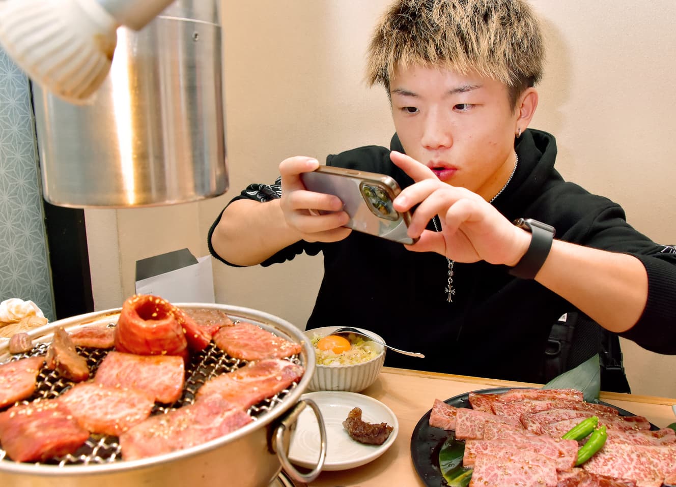 リングを離れれば23歳の真面目な好青年。「焼き肉とか美味しいものの写真を撮りだめて減量中の苦しい時の励みにしてます(笑)」