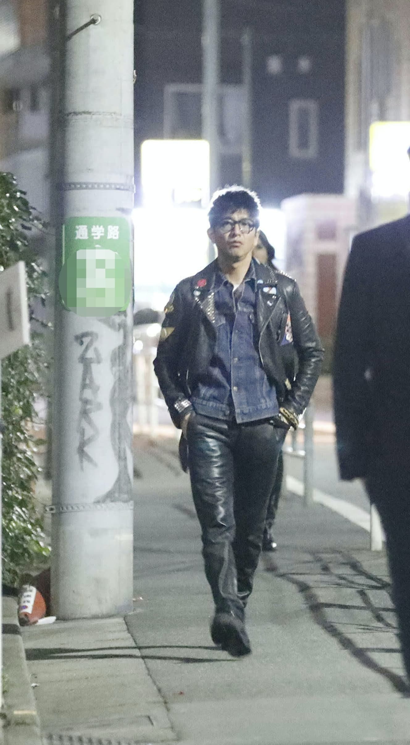 18年、行きつけのバーに妻の工藤静香と共に向かうキムタク。距離が離れていても、体格以上に存在が大きく見えるという