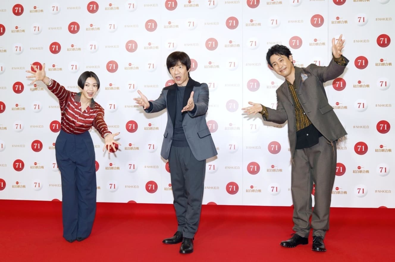 2017年から4年間、総合司会を務めた内村光良。写真は第71回NHK紅白歌合戦のリハーサルで、取材に応じポーズをとる(左から)二階堂ふみ、内村光良、大泉洋(写真:共同通信)