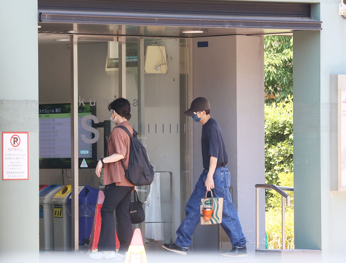 こちらは７月初旬に舞台稽古のため都内のスタジオへ入る高橋。露伴ヘアとはガラリと変わり、ツーブロックに