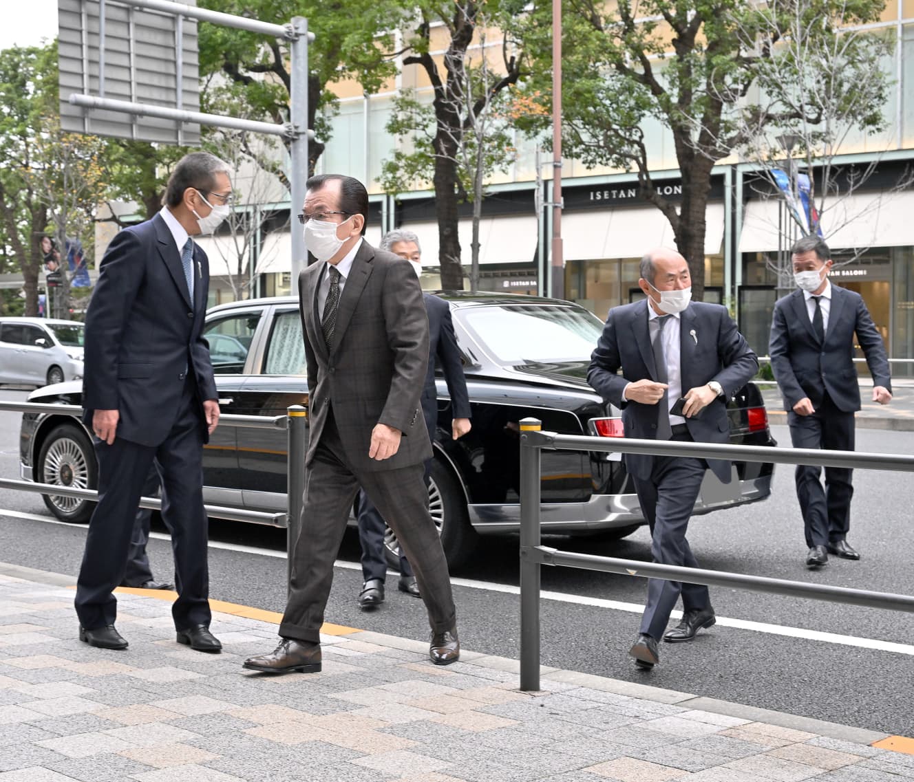 大通り沿いに車を停め、稲川会の総本部に入る小林会長。稲川会を訪問後、住吉会にも暮れの挨拶に赴いたという