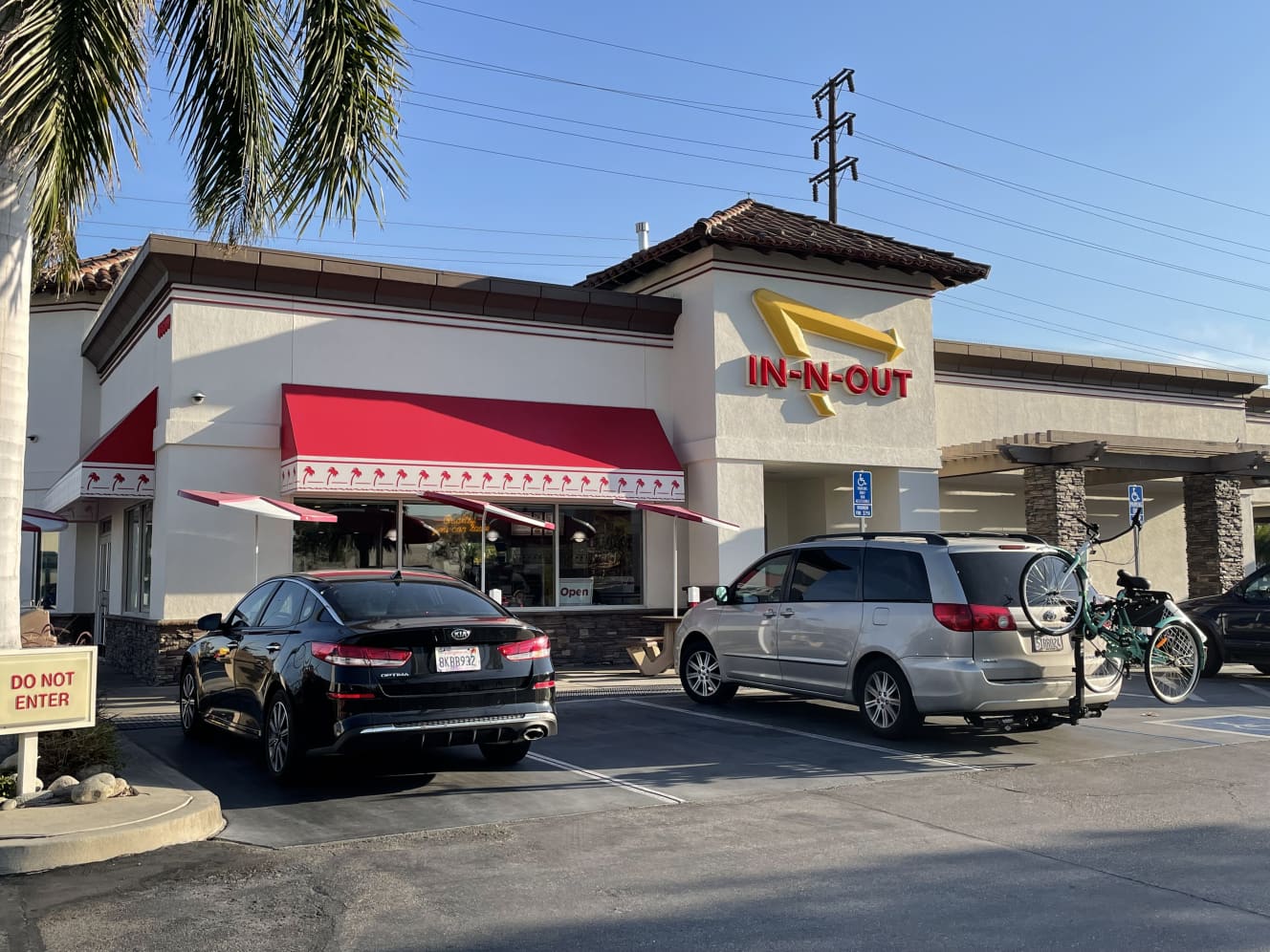 カリフォルニアの人気ハンバーガーチェーン「IN-N-OUT」。待遇がよく働く人を大切にする企業としても有名