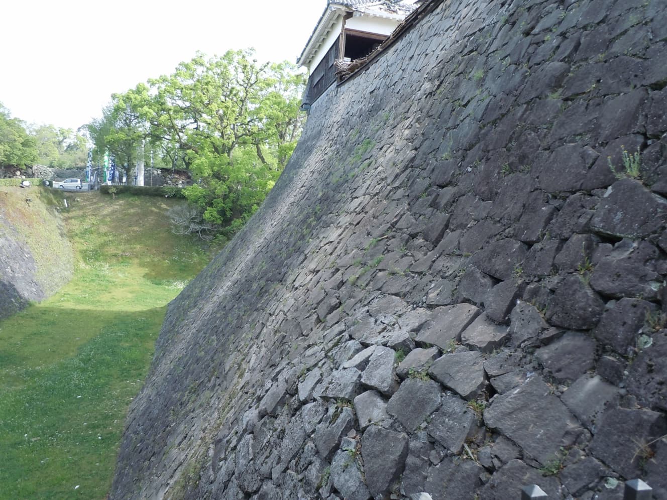 膨らんでしまった宇土櫓の石垣。石垣全体が波打っているように見える