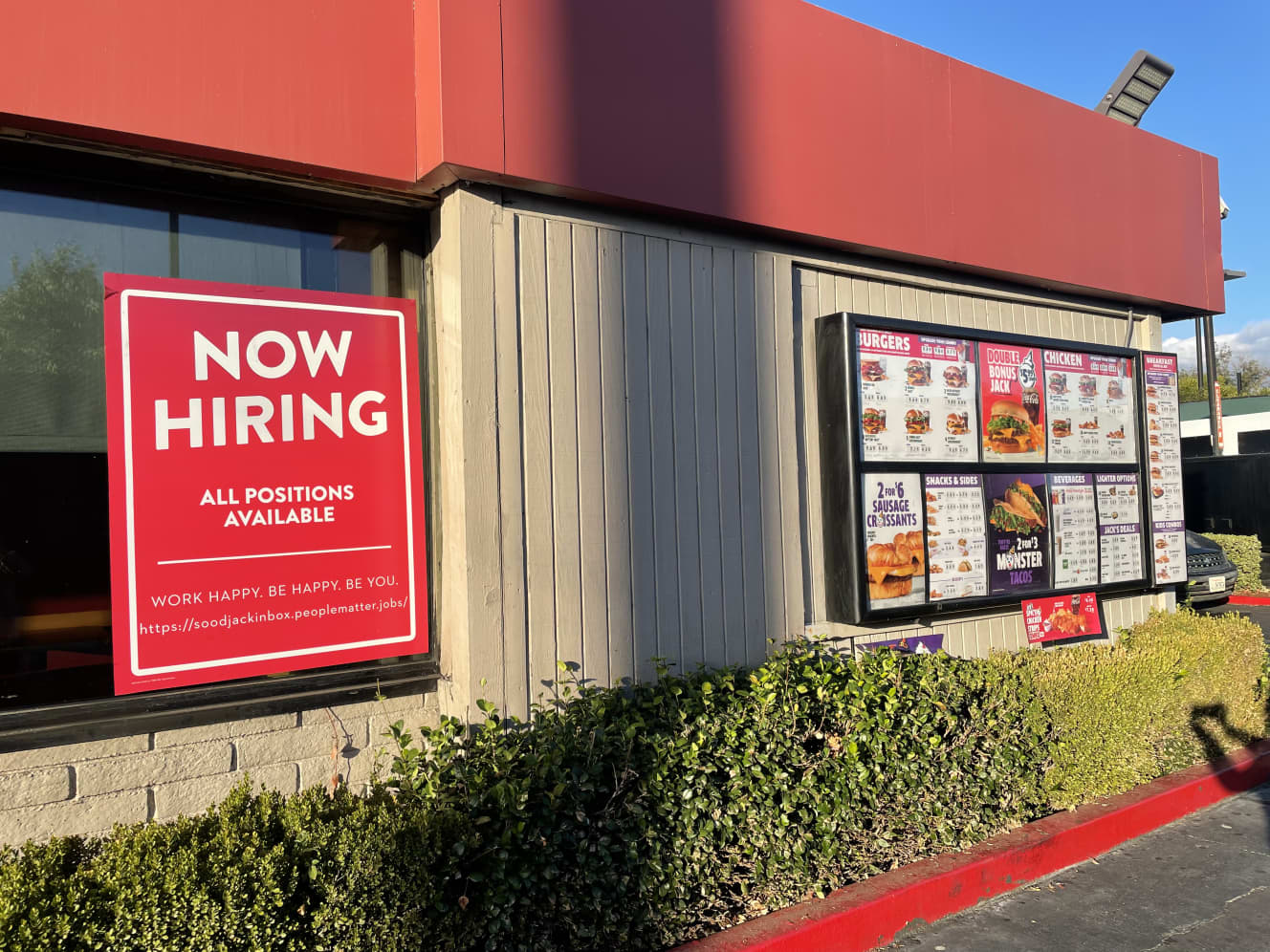 ファーストフード店では常にスタッフ募集のポスターが貼られている