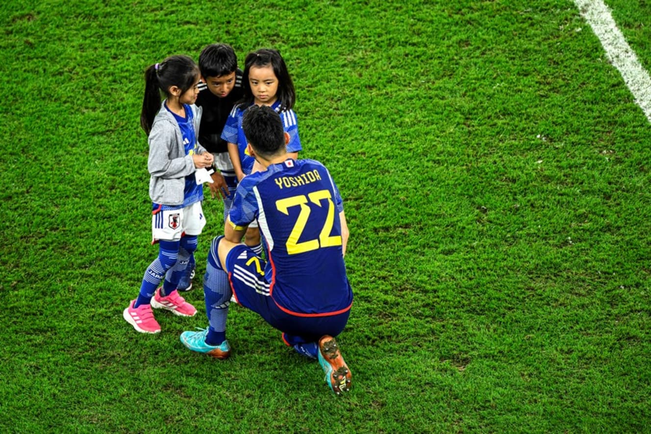 試合後、子供たちに話しかける吉田。いつもこの子たちの世代にいかにサッカーを好きになってもらうかを考えてきた(写真:JMPA代表撮影)