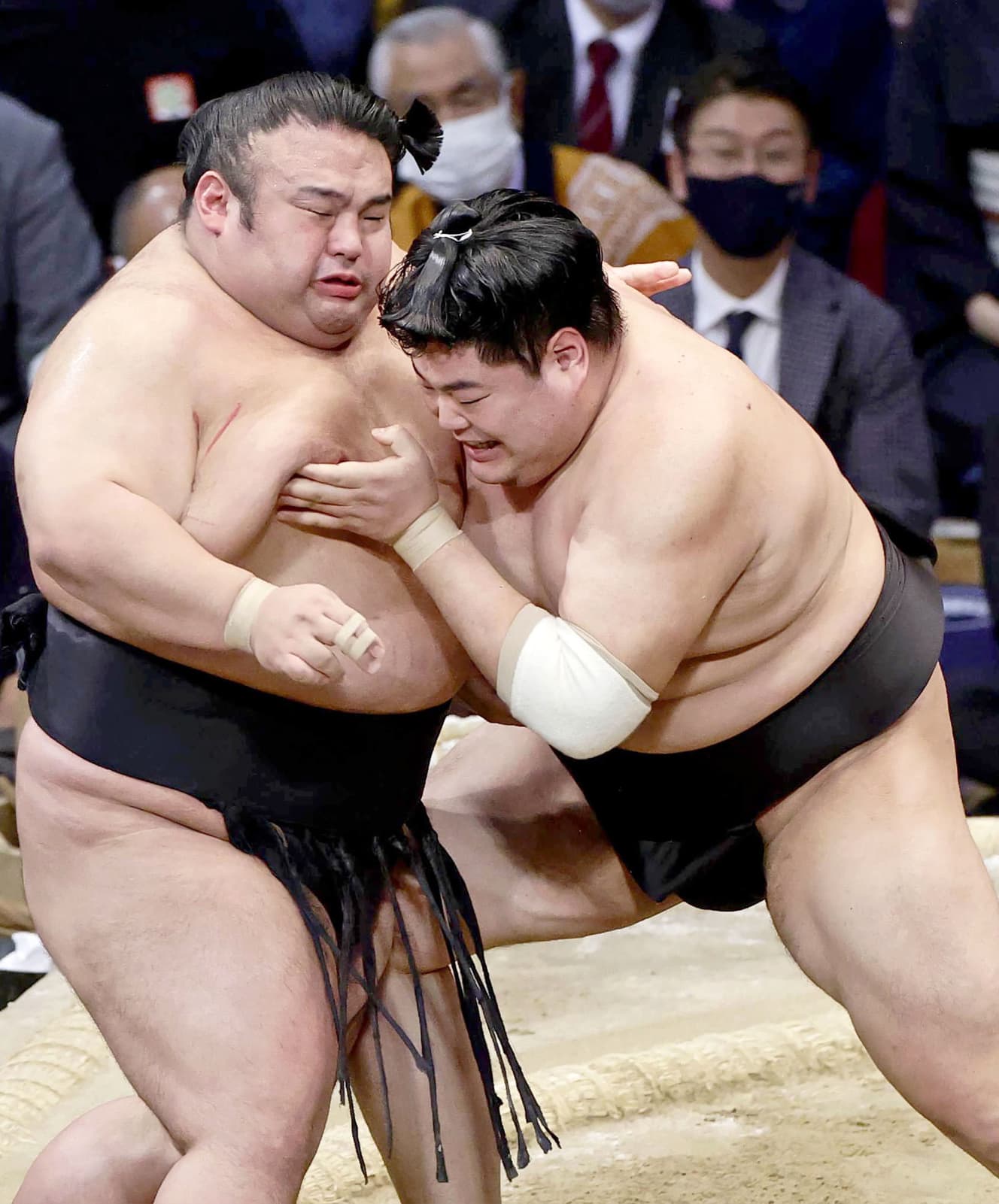 貴景勝（左）と高安と３人での優勝決定戦「ともえ戦」を勝ち抜いた阿炎。足を高く上げる「美四股」が人気