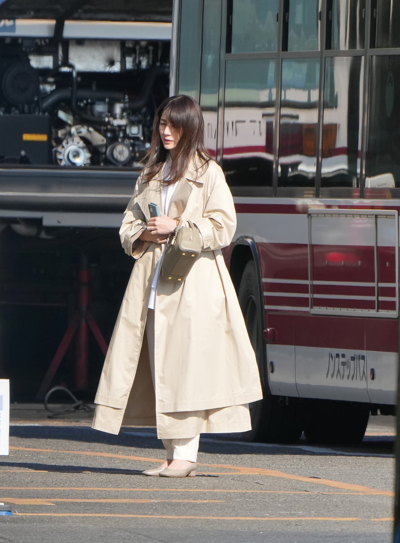 本誌未掲載カット 井川遥 バス車庫前でシリアスなシーンを撮影中