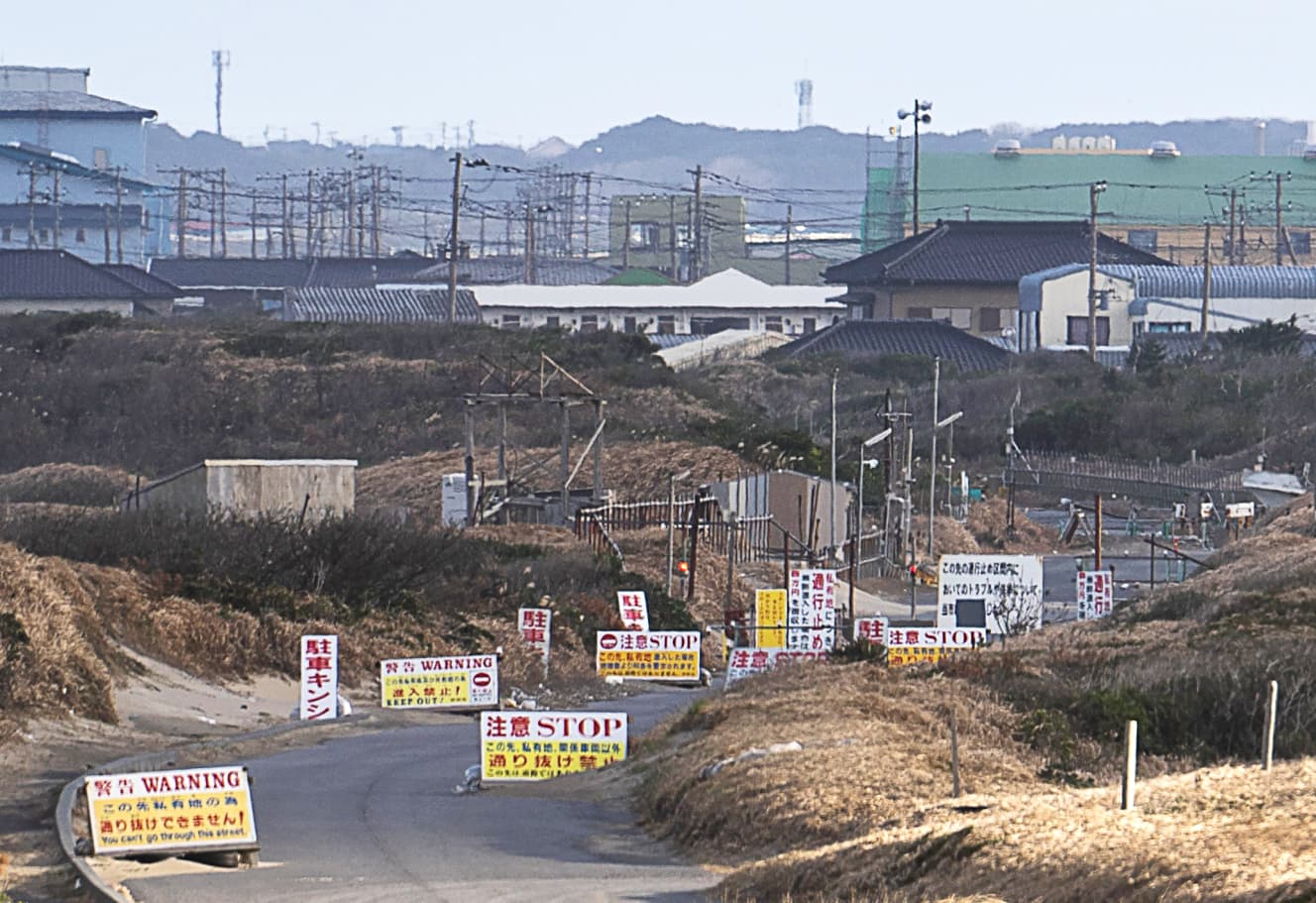 一番奥に立てられている「通行止め」の看板の300ｍ以上も手前から進入注意を促す看板が並んでいた