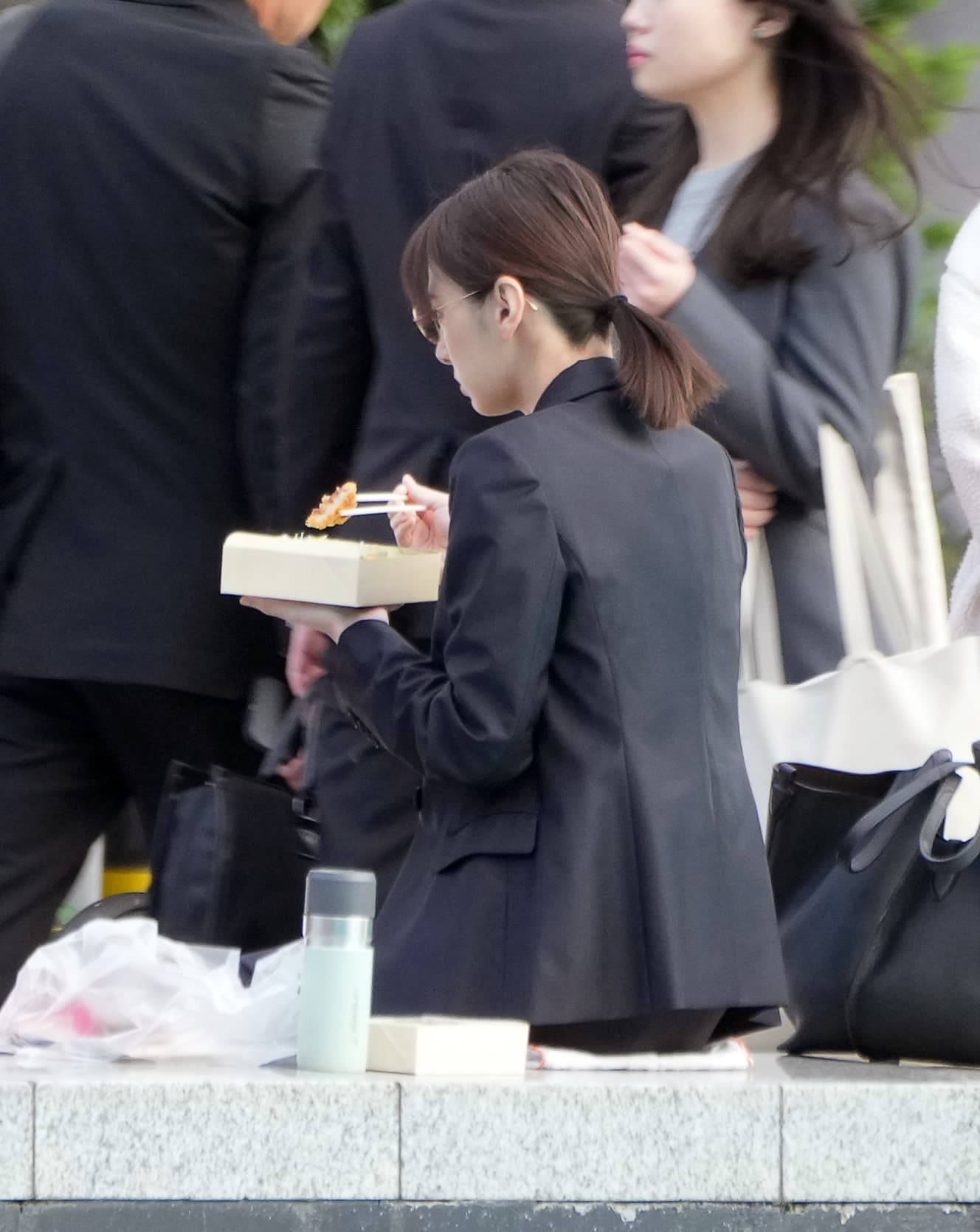 本誌未掲載カット 北川景子ついに『月9』初主演! 都心の公園でおひとりさまランチ姿