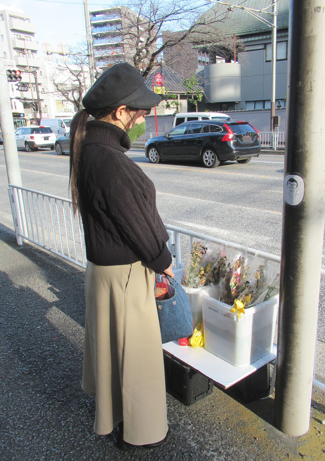 事故現場は純歌のマンションから約80ｍの距離だ。献花だけでなく、電柱には仲本さんの似顔絵も描かれている