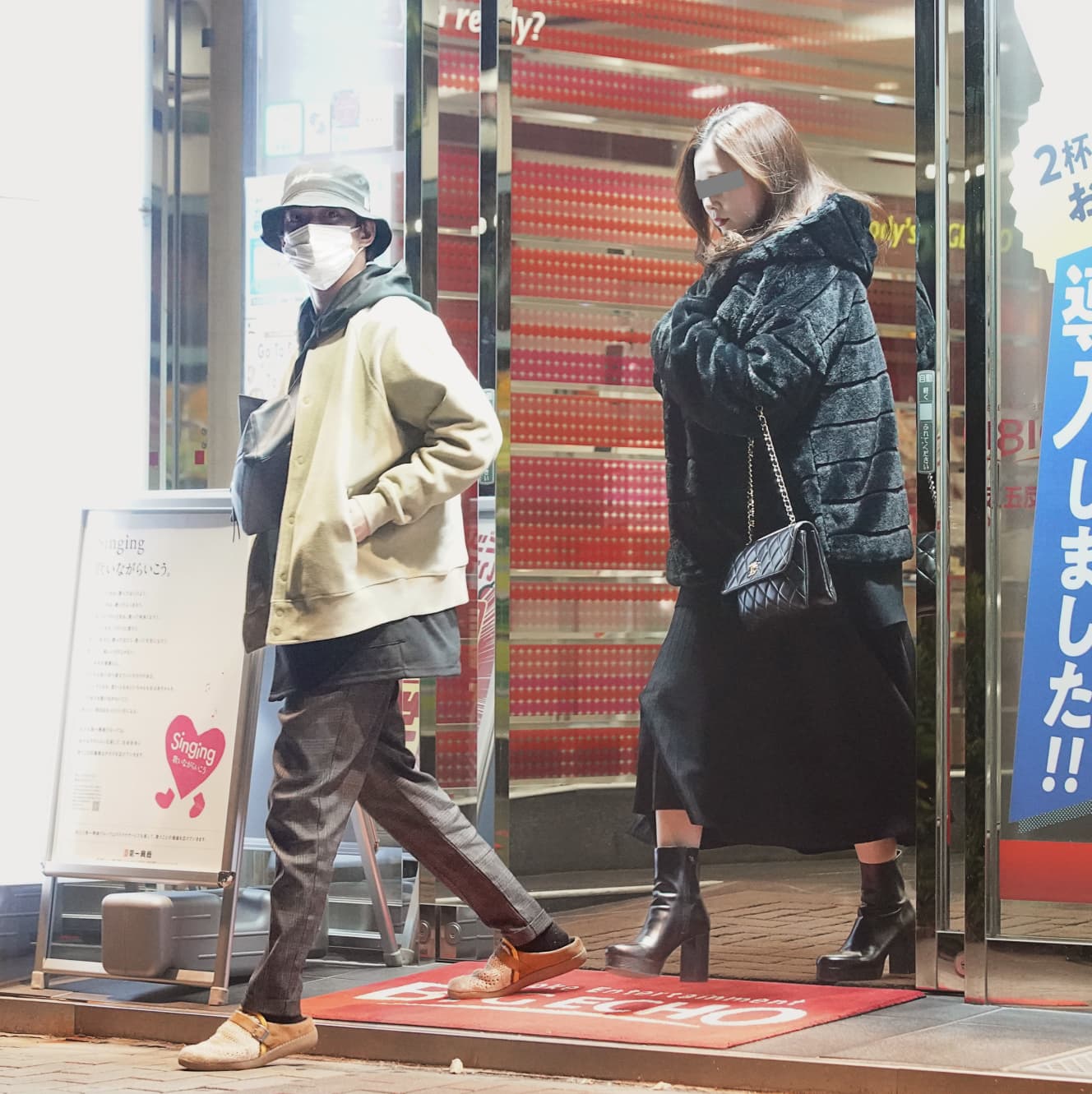 ３時間半ほど歌った後、二人は五反田のカラオケ店を後にした。中山は今年、ソロ歌手活動10周年を迎えた