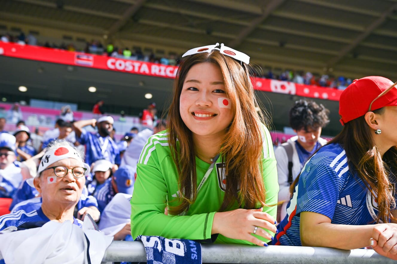 【画像】ユニフォームから着物まで!森保ジャパンの快進撃を支えた「勝利の女神たち」美しすぎる応援姿