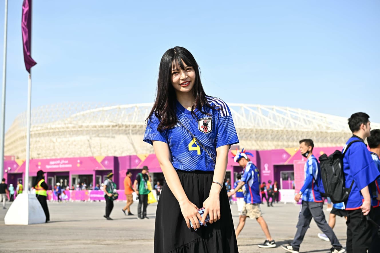 【画像】ユニフォームから着物まで!森保ジャパンの快進撃を支えた「勝利の女神たち」美しすぎる応援姿