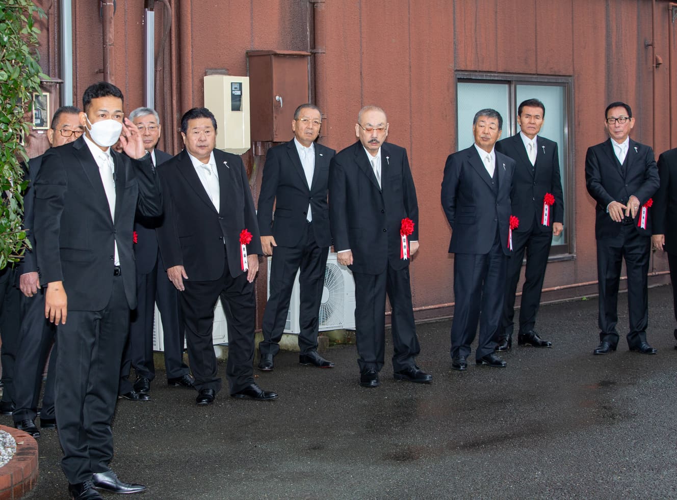 司組長を出迎える高山清司若頭（中央）ら。神戸市内の山口組総本部は使用制限があり國領屋一家が使われるケースが増えている