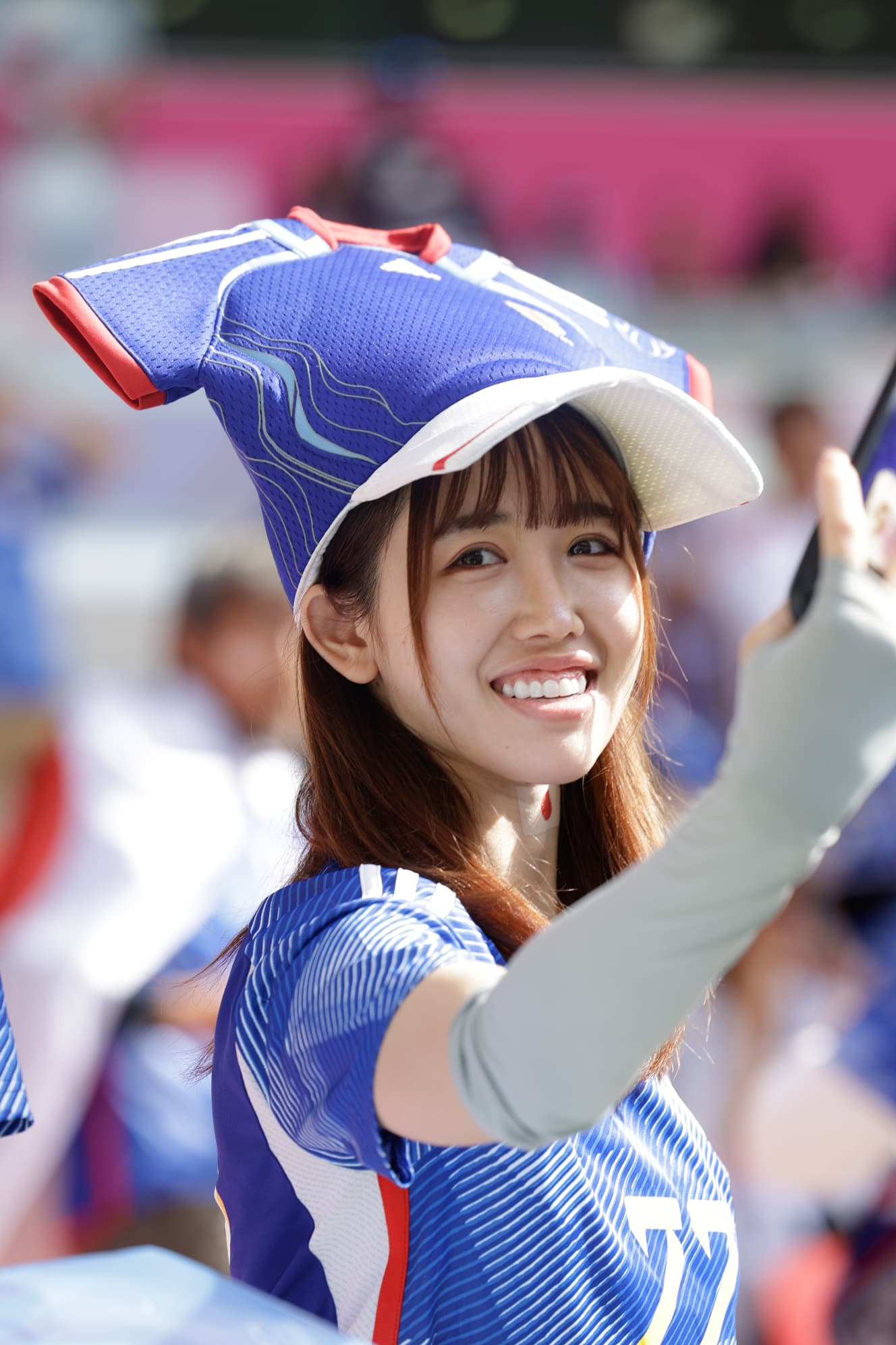 【画像】ユニフォームから着物まで!森保ジャパンの快進撃を支えた「勝利の女神たち」美しすぎる応援姿