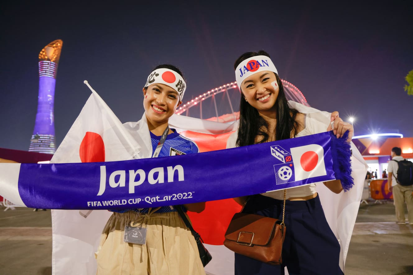 【画像】ユニフォームから着物まで!森保ジャパンの快進撃を支えた「勝利の女神たち」美しすぎる応援姿