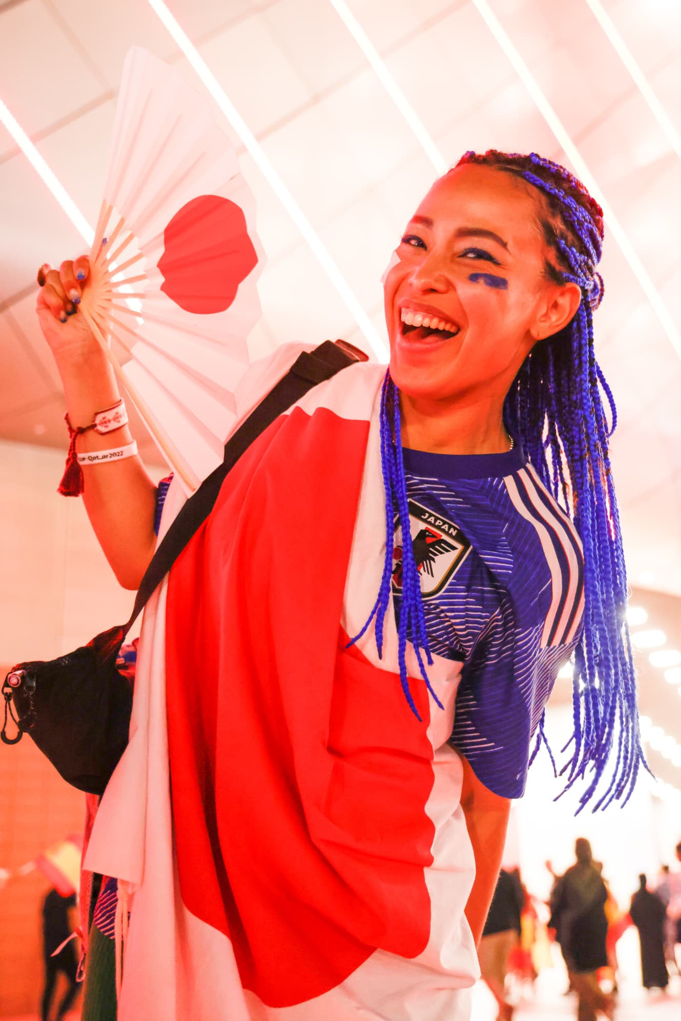 【画像】ユニフォームから着物まで!森保ジャパンの快進撃を支えた「勝利の女神たち」美しすぎる応援姿