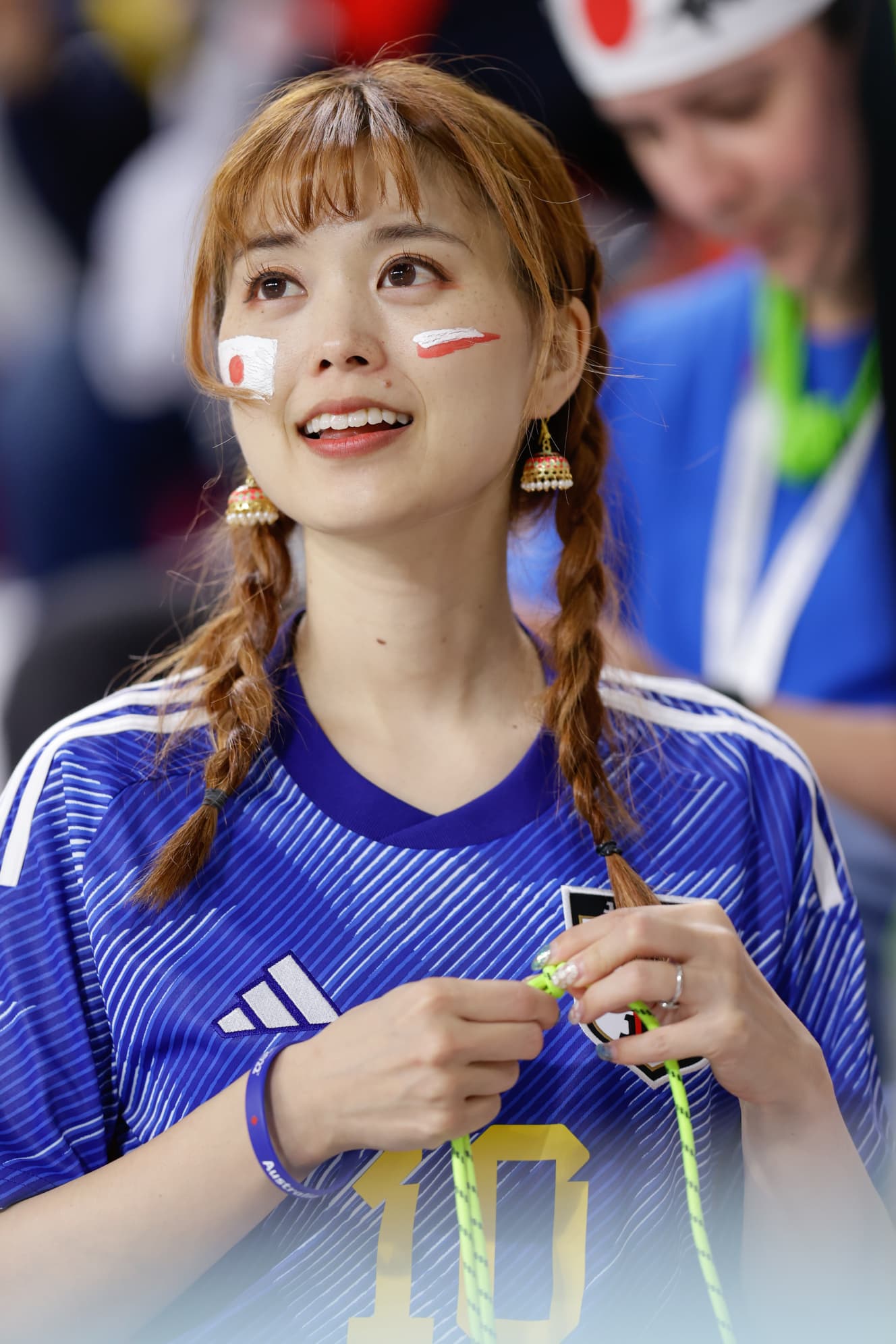 【画像】ユニフォームから着物まで!森保ジャパンの快進撃を支えた「勝利の女神たち」美しすぎる応援姿