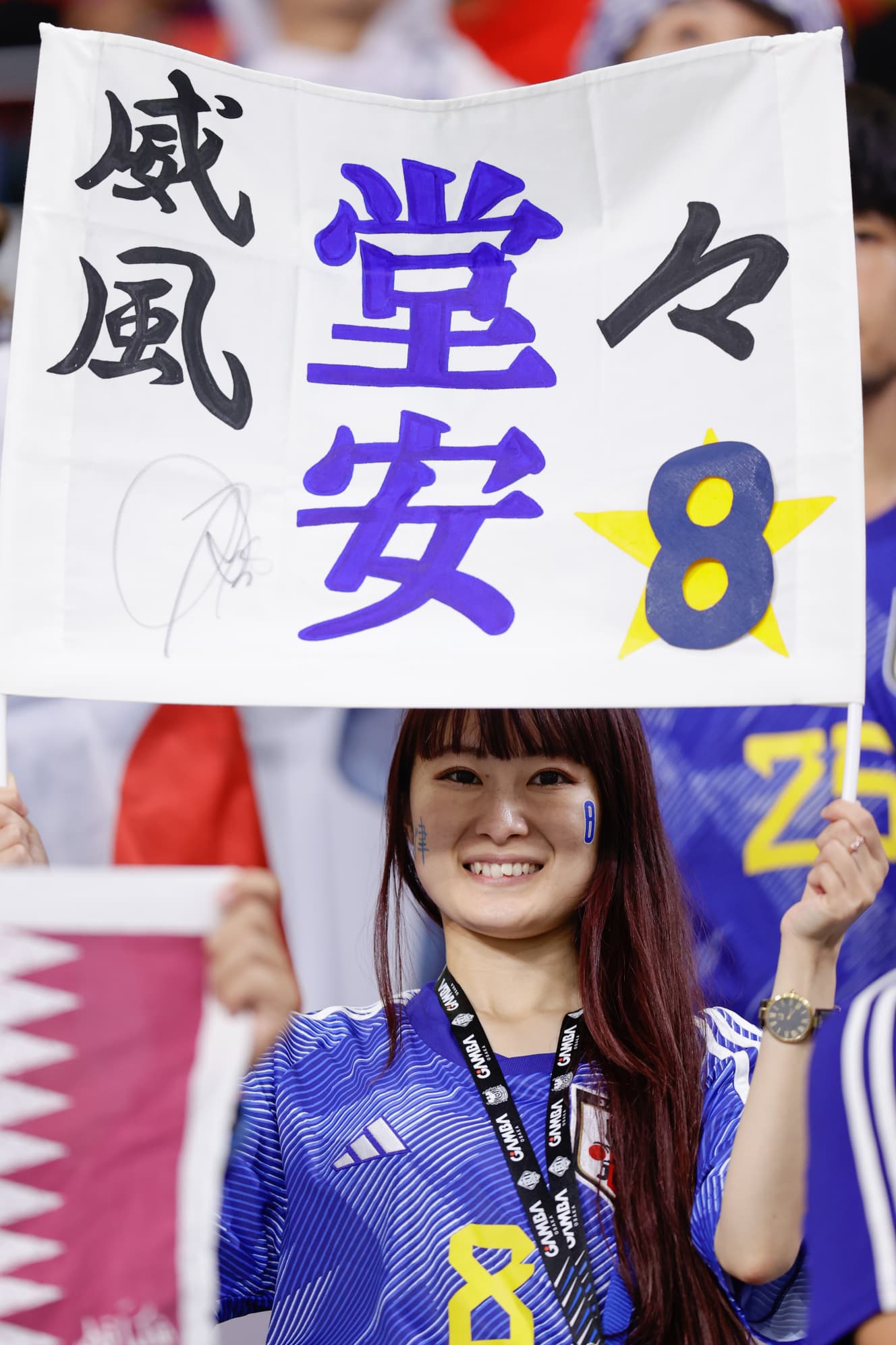 【画像】ユニフォームから着物まで!森保ジャパンの快進撃を支えた「勝利の女神たち」美しすぎる応援姿