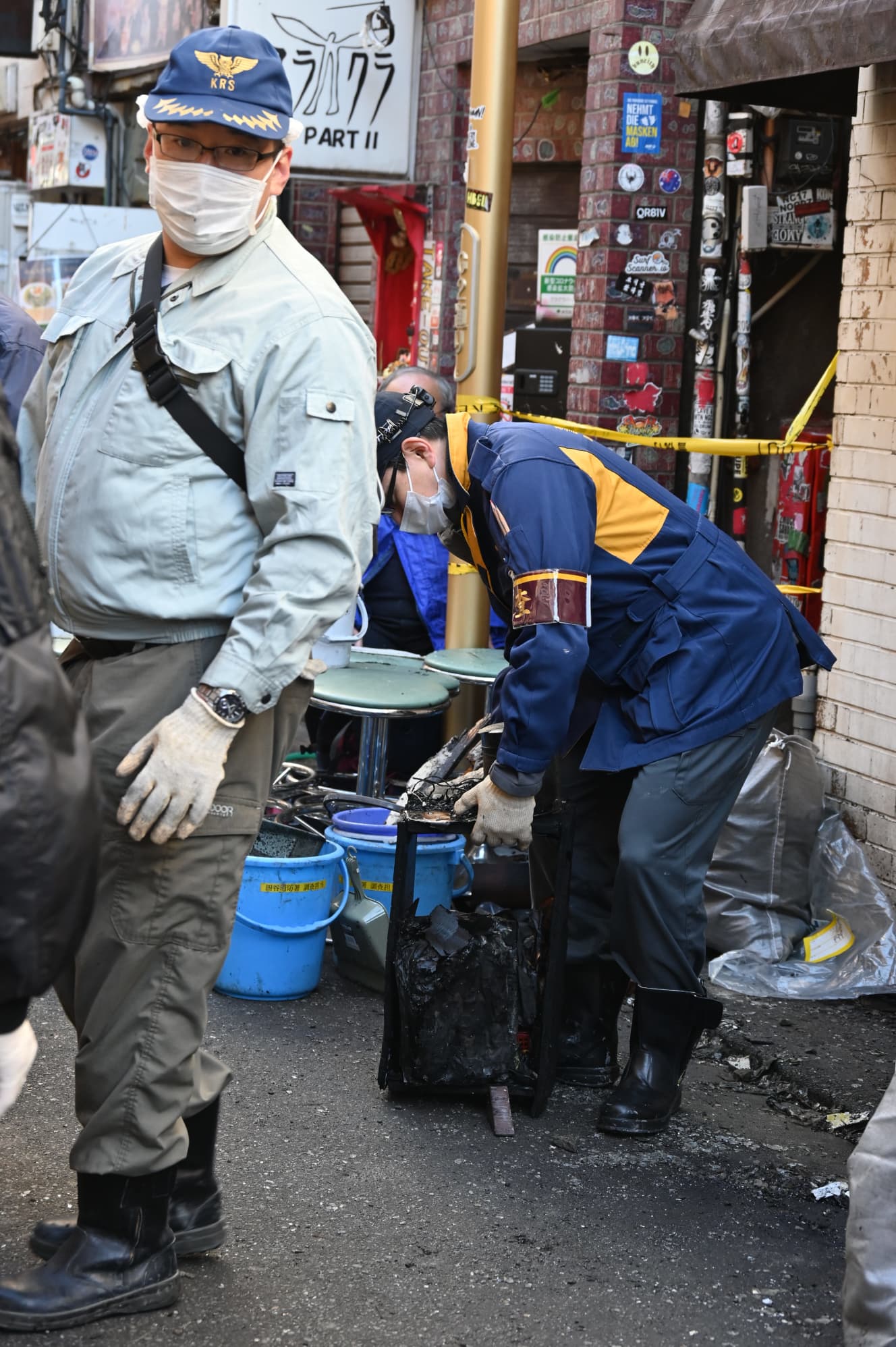 被害のあった店舗から持ち出した丸焦げの物体