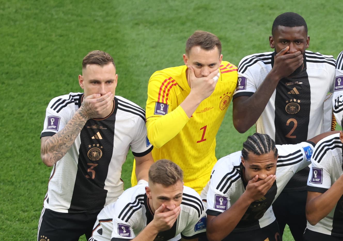 ドイツ代表は日本代表との試合直前、ピッチに並んだ11人の選手全員がジェスチャーで口を閉じる“反攻声明”。LGBTQ(性的少数者)支援のため、欧州の一部出場チーム主将が計画した虹色の腕章の着用をFIFAが認めなかったことへの抗議と報じられた(写真:アフロ)