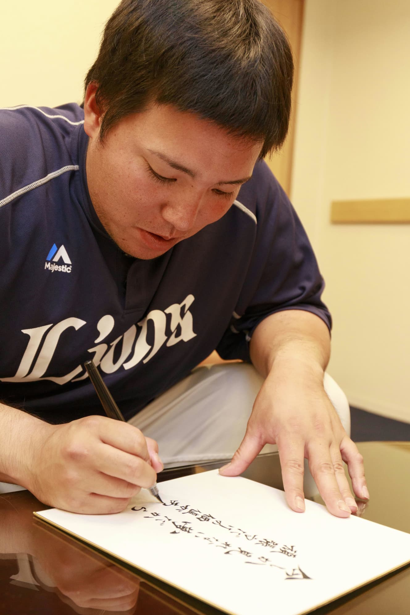 山川は一画一画「ふっ~~」と息を吐きながら丁寧に筆を進める
