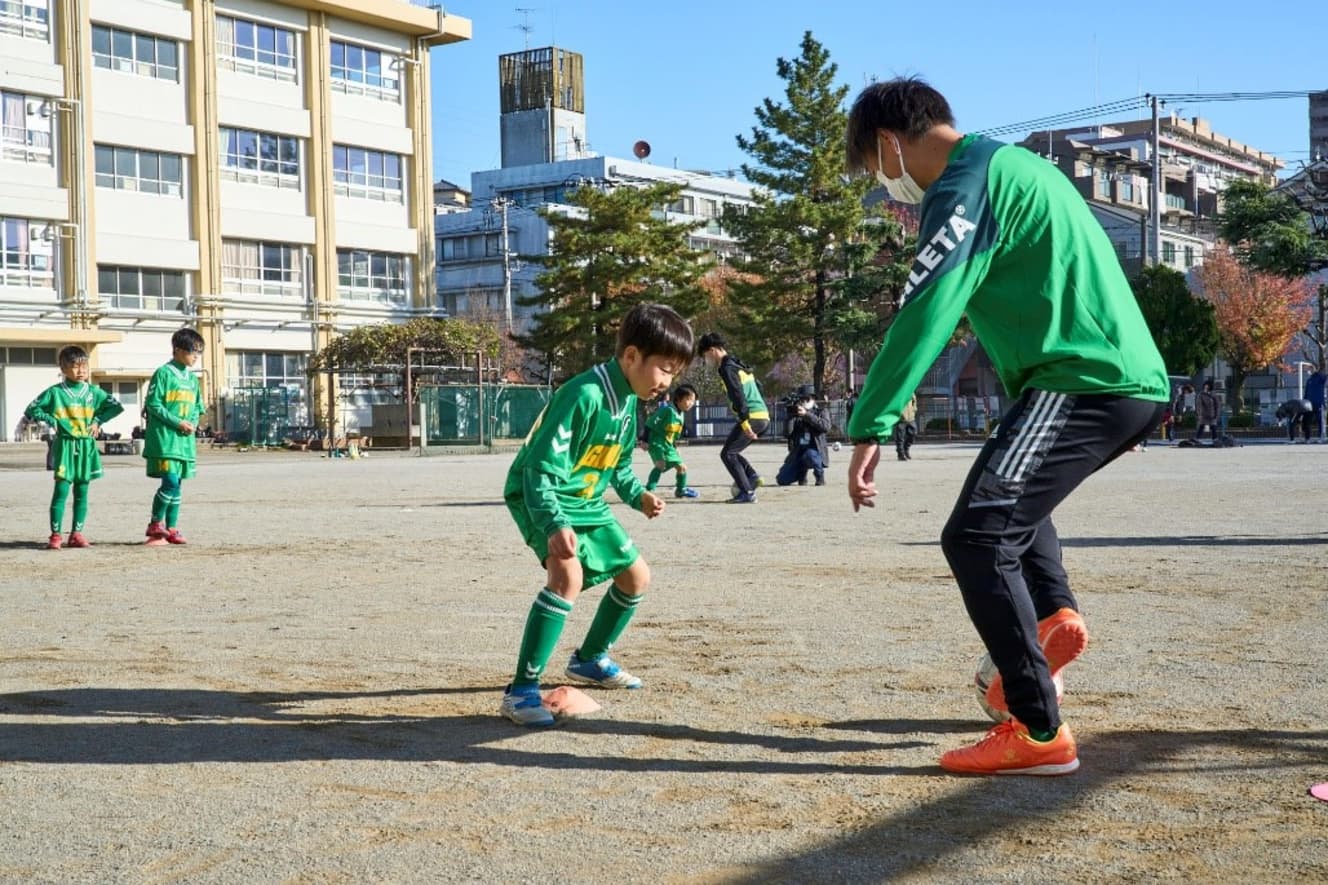 お父さんも練習に参加。練習は水曜、土曜、日曜の週３日。「ご両親が仕事で土日が休めないからといって子どもが参加できないわけではありません。サッカーがやりたい子なら、だれでもOK」