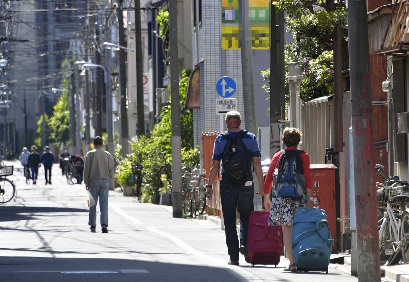 労働者の多い街にも外国人の姿が目立つようになった（写真はイメージで一部加工しています。画像：時事通信社）