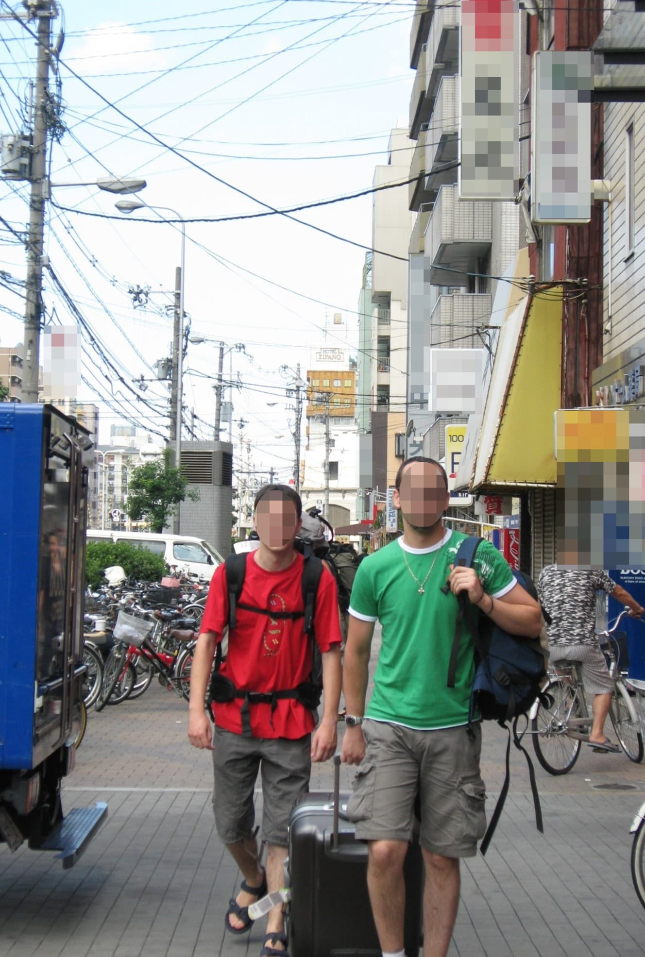 労働者の多い街にも外国人の姿が目立つようになった（写真はイメージで一部加工しています。画像：時事通信社）