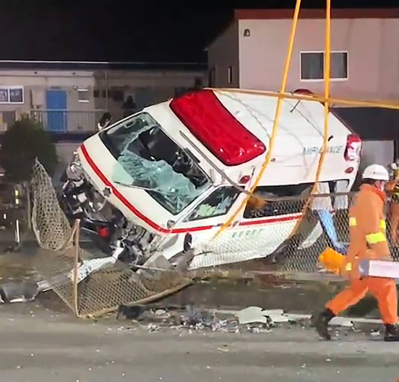 昨年末に昭島市内の国道で大破した救急車。中央分離帯のフェンスに衝突し、フロント部分は完全に壊れている