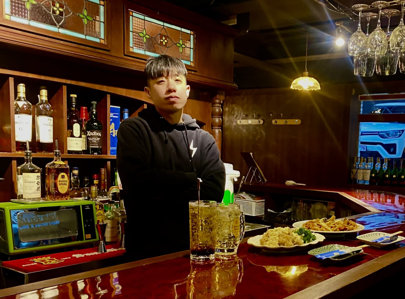 ソン・ジェウさん(写真)がプロデュースする【中洲ハイボールクラブ】。本格的な味のチキン南蛮やナポリタンスパゲティなどのメニューを前に