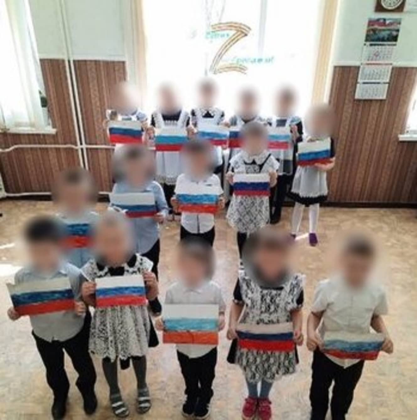 学校で「Z」の人文字を作る子どもたち。「プーチン大統領、万歳！」と叫ぶ（ロシアの小学校のＳＮＳより）