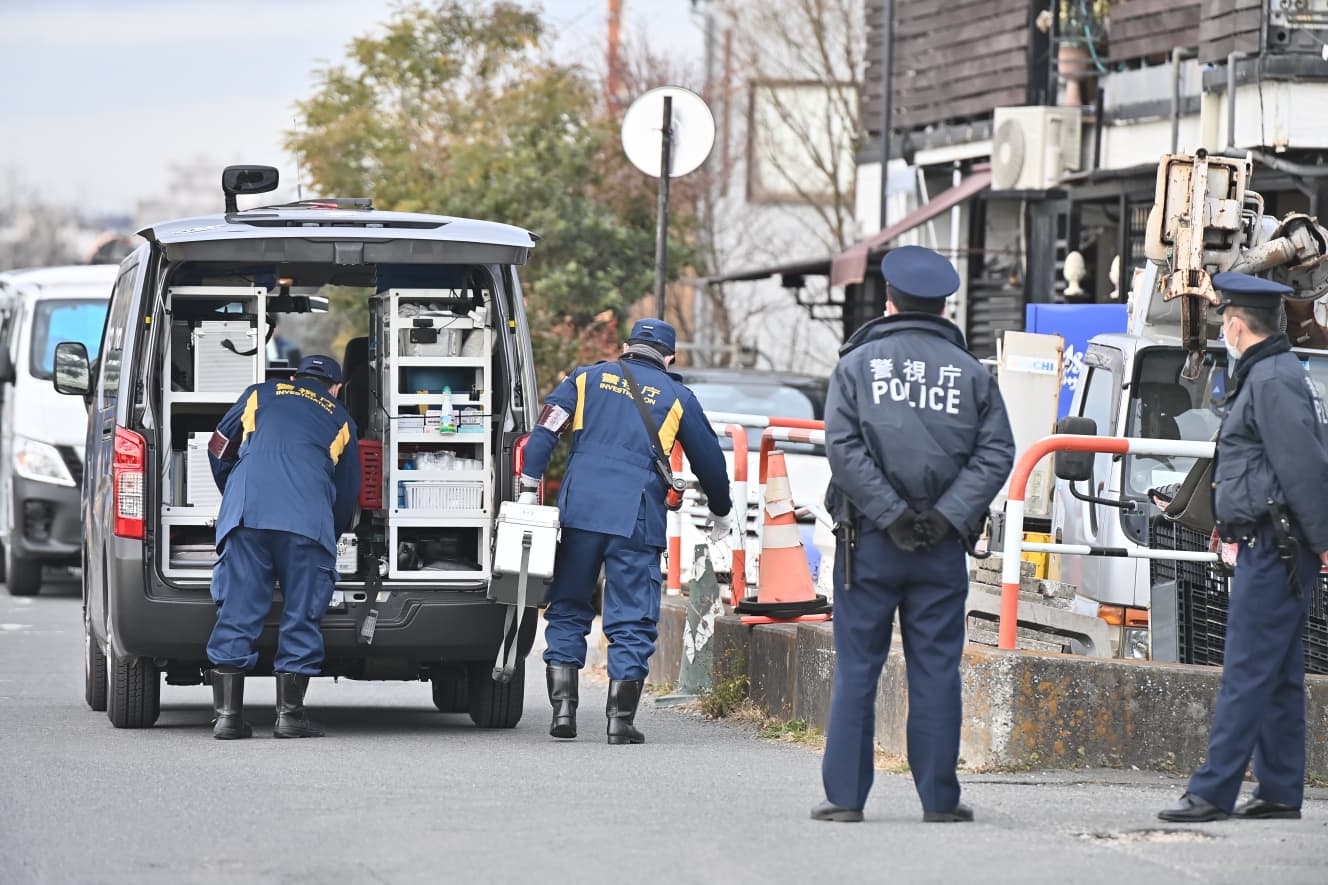 狛江市にある殺害された90歳のＡさん宅を捜査する警察官