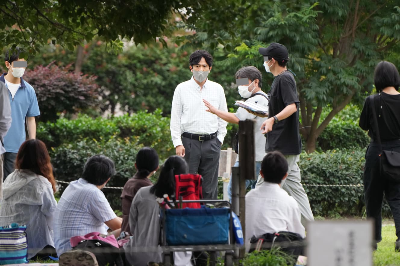 撮影にのぞむ稲垣