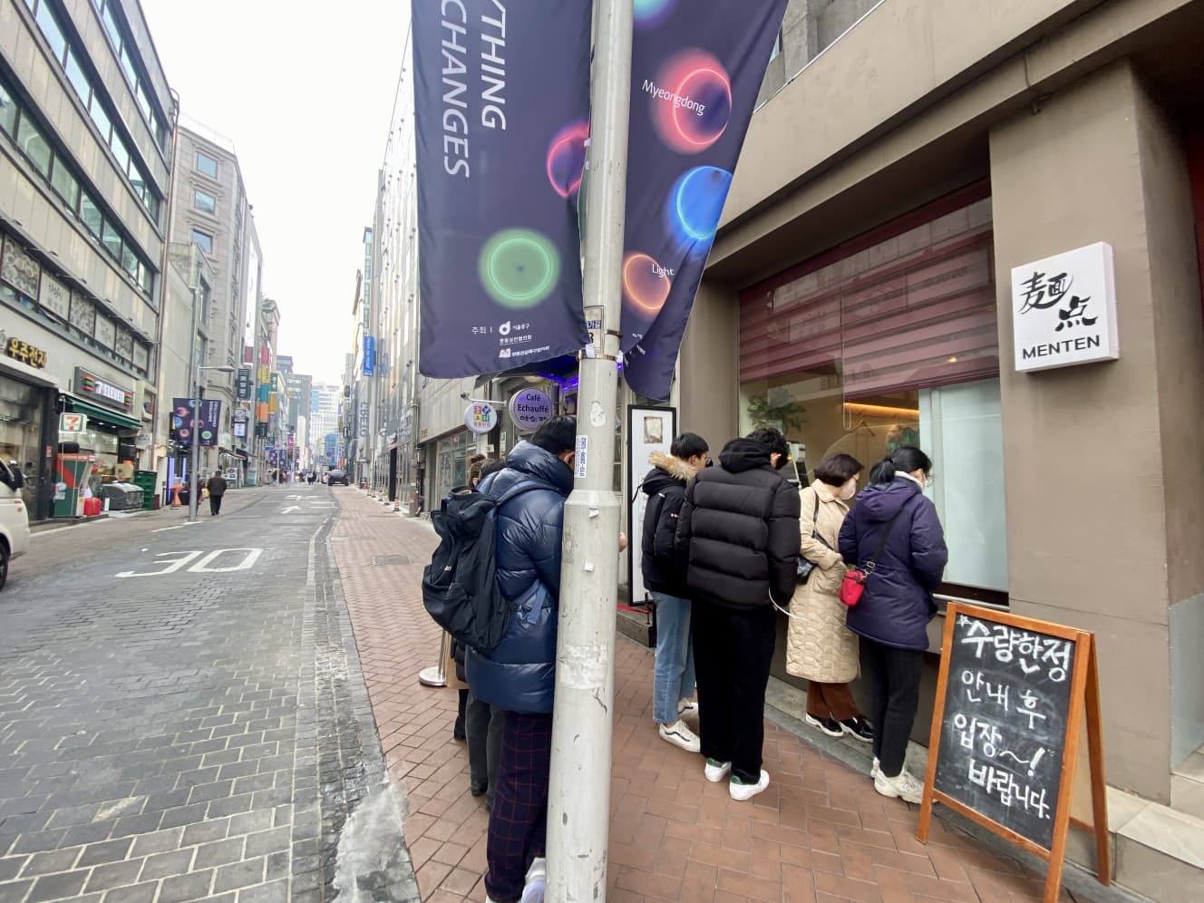 日本人観光客に人気のエリア・明洞にある【麺点】。コロナ対策で一度に4人しか入れないため行列は必至