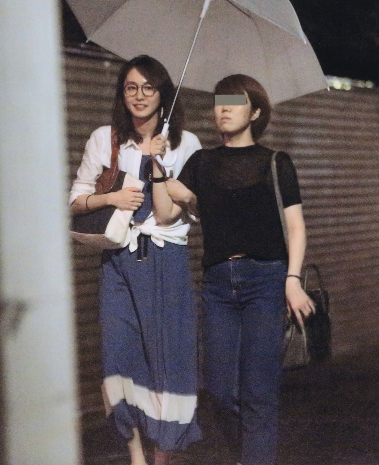 仲の良い女性友達と腕を組んで夜の住宅街を歩くガッキー（2014年8月8日号）