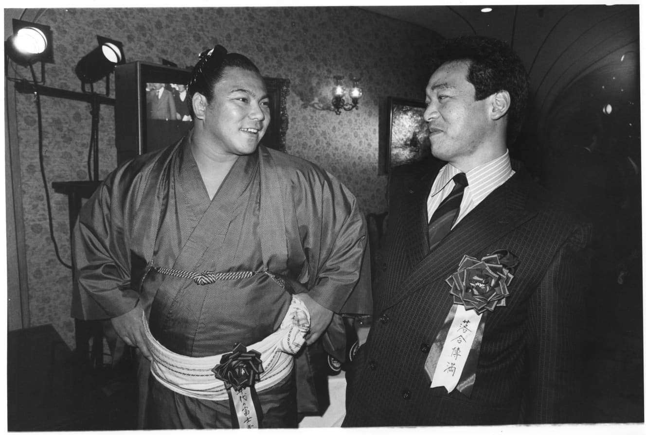 1986年のプロスポーツ大賞を受賞した元プロ野球選手・落合博満と殊勲賞を受賞した千代の富士(『FRIDAY』1987年1月23日号)