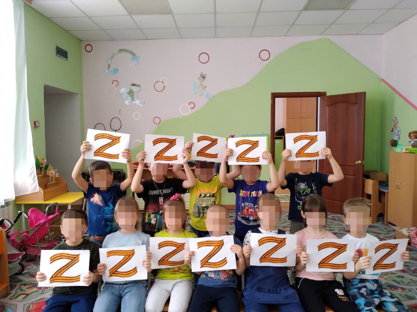 幼稚園でも「Z」の文字が……（ロシアの学校のＳＮＳより。写真は一部加工しています）