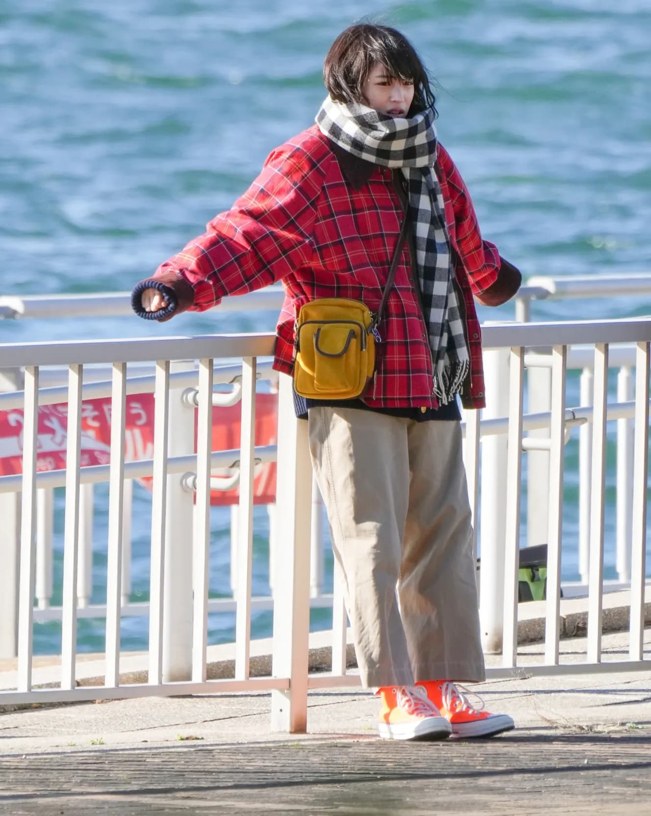 本誌未掲載カット 広瀬すず 海風にあおられながらヒロイン役に邁進中!