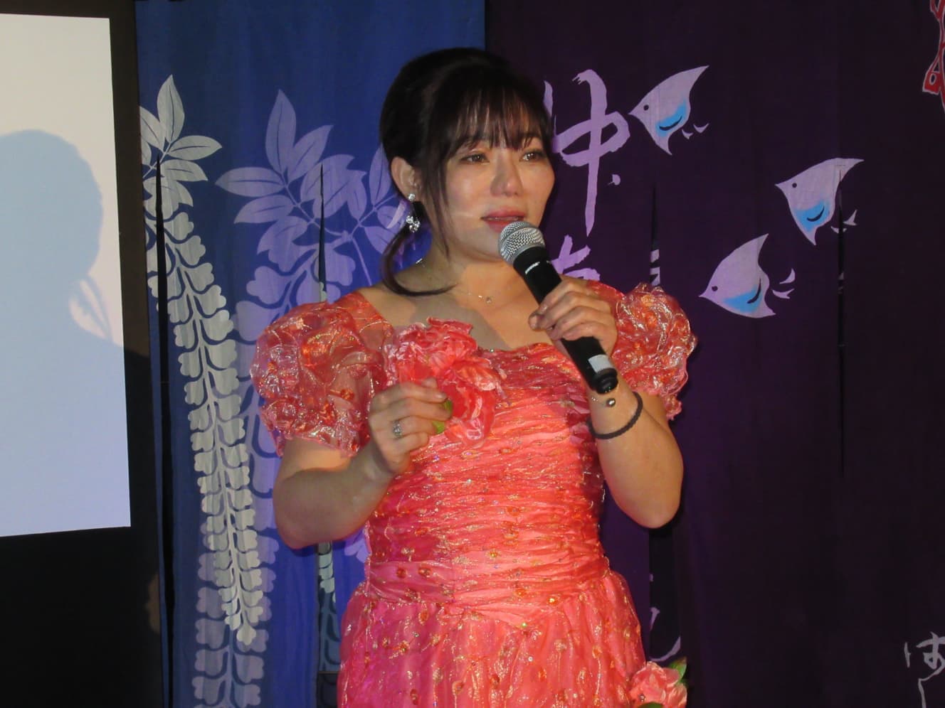 昨年末に行った「偲ぶ会」で、仲本さんとの思い出のデュエット曲を涙ながらに熱唱した純歌