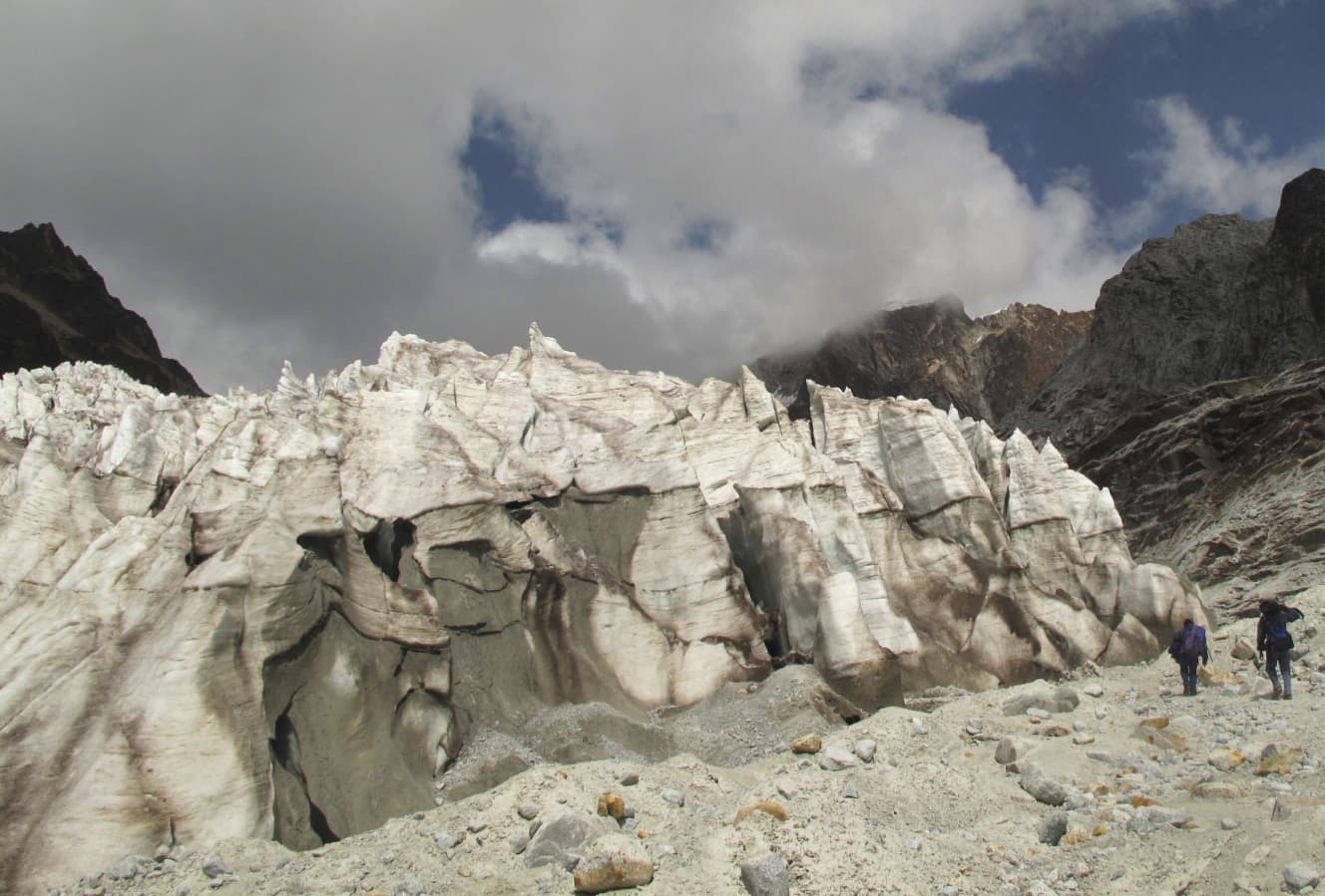 ボリビア高地にあるワイナポトシ氷河。ヒマラヤ山脈からアンデス山脈に至るまで急速に溶ける氷河は、海面上昇の要因となっているだけでなく、水力発電や飲料水にもリスクをもたらすと懸念されている（2009年11月７日撮影）